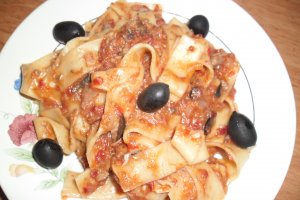 Tagliatelle cu ton si masline