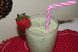 Smoothie cu kiwi, banane, miere si iaurt grecesc