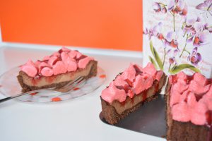 Cheesecake cu ciocolata, bezea rosie si coulis de zmeura