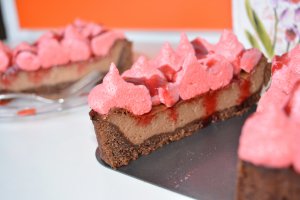 Cheesecake cu ciocolata, bezea rosie si coulis de zmeura