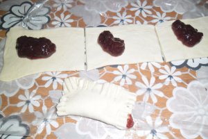 Mini pateuri cu dulceata de capsuni