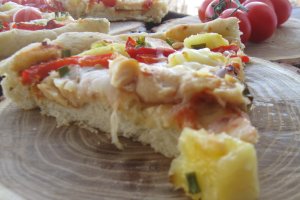 Pizza cu ananas si piept de pui