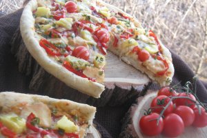Pizza cu ananas si piept de pui