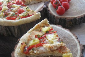 Pizza cu ananas si piept de pui