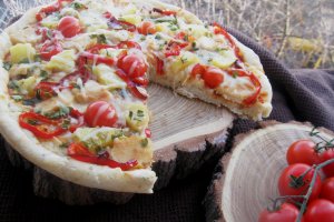Pizza cu ananas si piept de pui