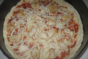 Pizza cu ananas si piept de pui