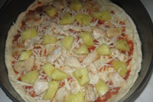 Pizza cu ananas si piept de pui