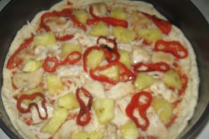 Pizza cu ananas si piept de pui