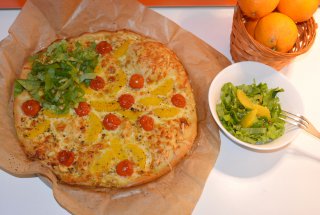 Pizza cu portocale, asortata cu salata
