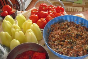 Rosii si ardei umpluti cu carne de curcan