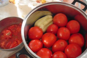 Rosii si ardei umpluti cu carne de curcan
