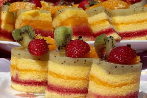 Prajitura Multicolorata cu fructe