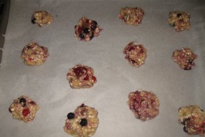 Cookies cu fulgi de ovaz si fructe de padure