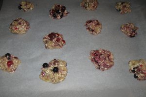 Cookies cu fulgi de ovaz si fructe de padure