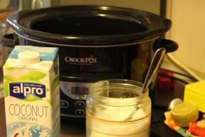 Orez cu lapte de cocos, capsuni si fistic la slow cooker Crock-Pot 4,7 L