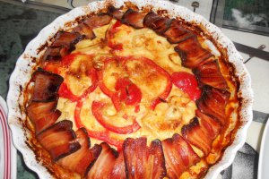 Specialitate cu bacon si carne tocata la cuptor