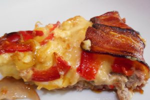Specialitate cu bacon si carne tocata la cuptor