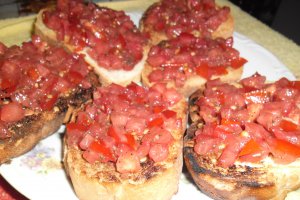 Bruschette cu rosii si busuioc