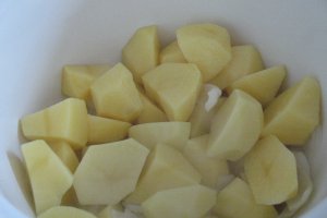 Supa crema de cartofi cu ardei copt si usturoi