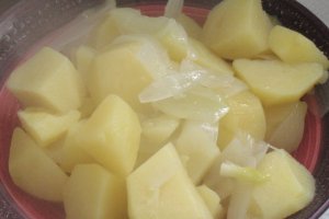 Supa crema de cartofi cu ardei copt si usturoi