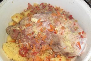 Ciolan de porc cu legume