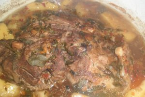 Ciolan de porc cu legume