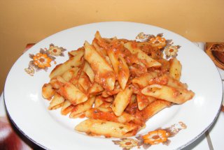 Penne cu ton si sos de rosii, o reteta delicioasa pentru fanii pastelor