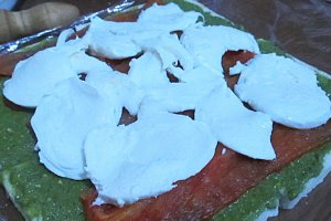 Rulada din paine cu pesto si mozzarella