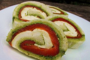 Rulada din paine cu pesto si mozzarella