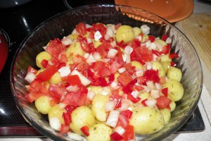Cartofi cu bacon, cascaval si legume la cuptor