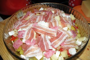Cartofi cu bacon, cascaval si legume la cuptor