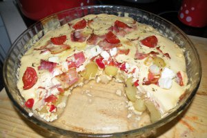 Cartofi cu bacon, cascaval si legume la cuptor