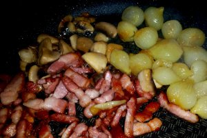Oua posate cu sos bourguignon