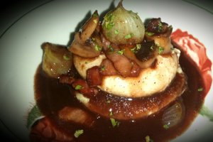 Oua posate cu sos bourguignon