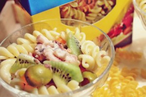 Fusilli cu caracatita, legume si kiwi