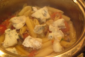 Penne rigate cu carne tocata si branza albastra