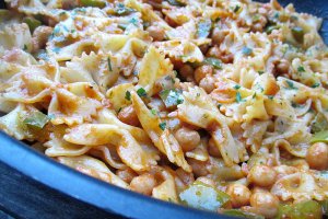 Farfalle cu ardei gras, sos de rosii si naut
