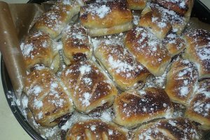 Strudele cu dulceata de visine si nuca