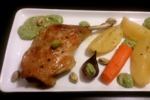 Pulpe de rata cu legume la cuptor si sos de fistic