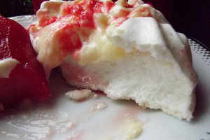 Pavlova cu pere posate in vin rosu