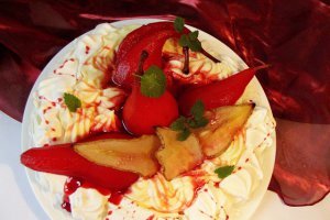 Pavlova cu pere posate in vin rosu