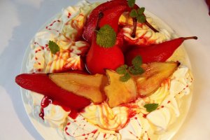 Pavlova cu pere posate in vin rosu