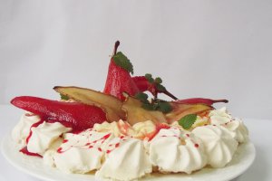 Pavlova cu pere posate in vin rosu