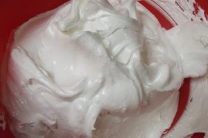 Pavlova cu pere posate in vin rosu