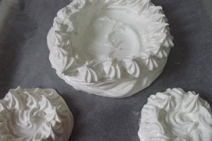Pavlova cu pere posate in vin rosu