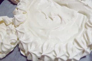 Pavlova cu pere posate in vin rosu