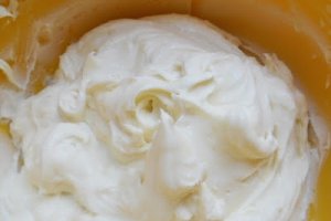 Pavlova cu pere posate in vin rosu