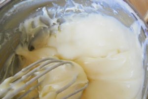 Pavlova cu pere posate in vin rosu