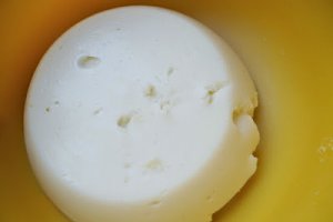 Pavlova cu pere posate in vin rosu