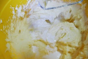 Pavlova cu pere posate in vin rosu